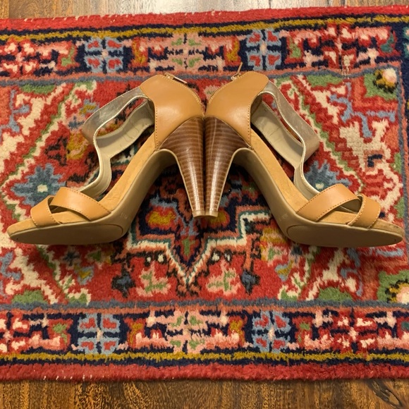 Nine West - NWOT - Tan & Metallic Sandal - Sz 6 - Picture 5 of 6